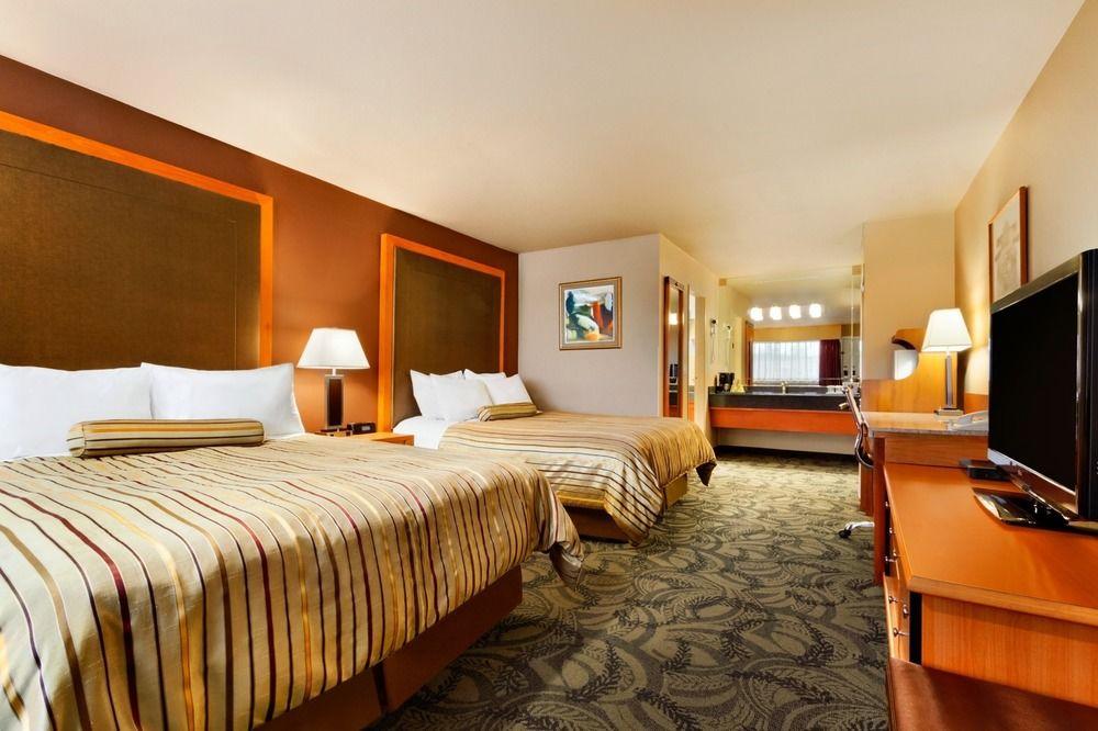 Poco Inn And Suites Hotel And Conference Center Port Coquitlam Zewnętrze zdjęcie