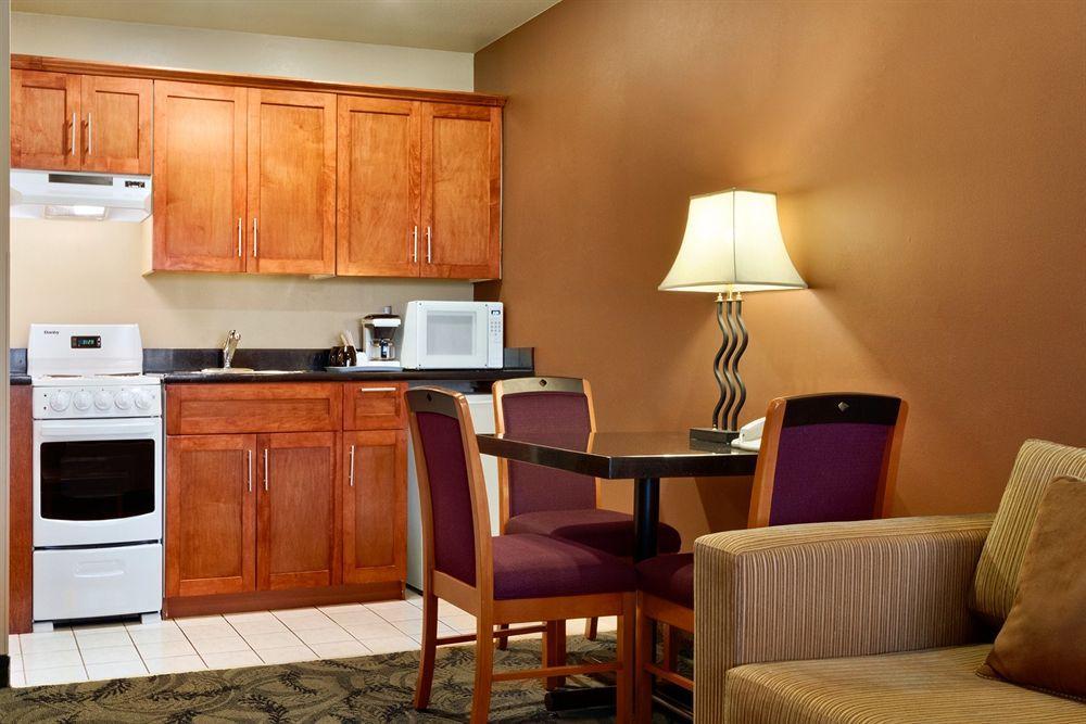 Poco Inn And Suites Hotel And Conference Center Port Coquitlam Zewnętrze zdjęcie